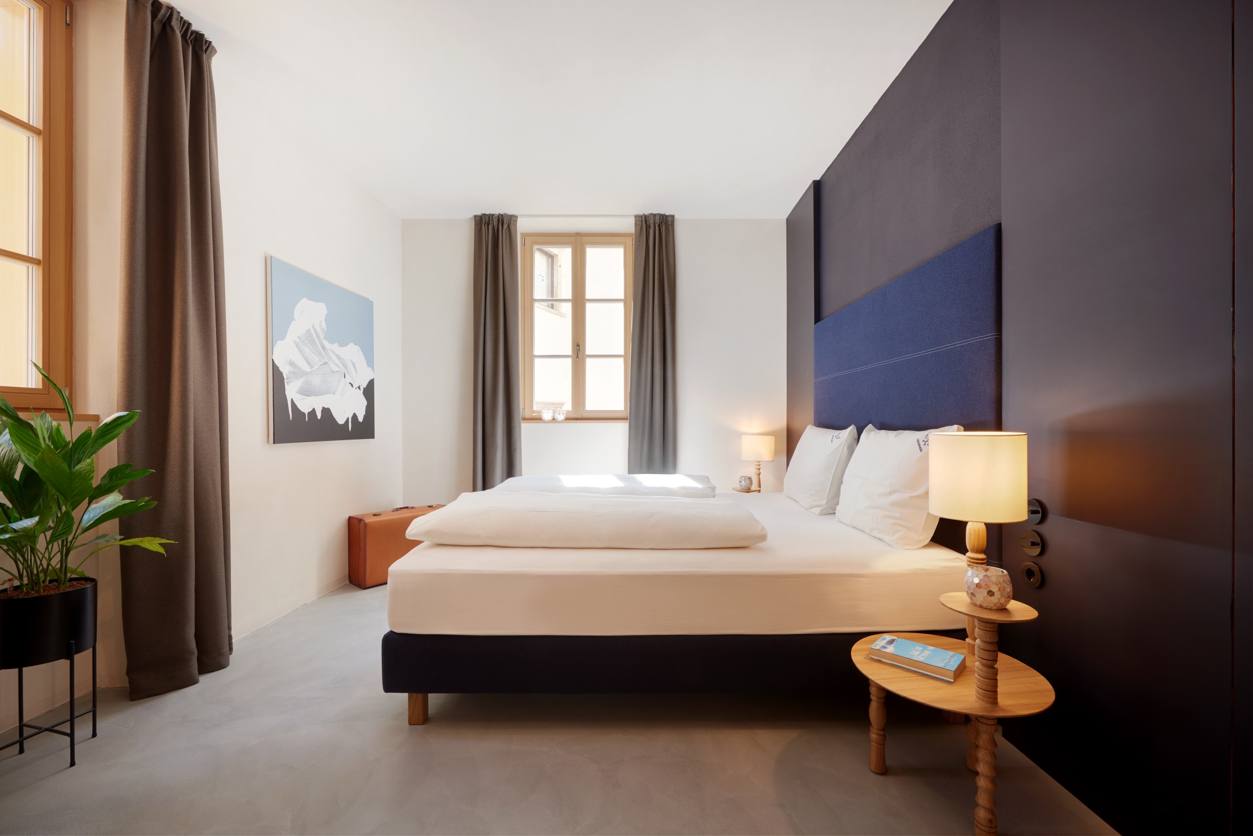 👉 Elegantes Schlafzimmer mit Kingsize-Bett, stilvollem Interieur & sanftem Licht – Goldengel Design Suiten