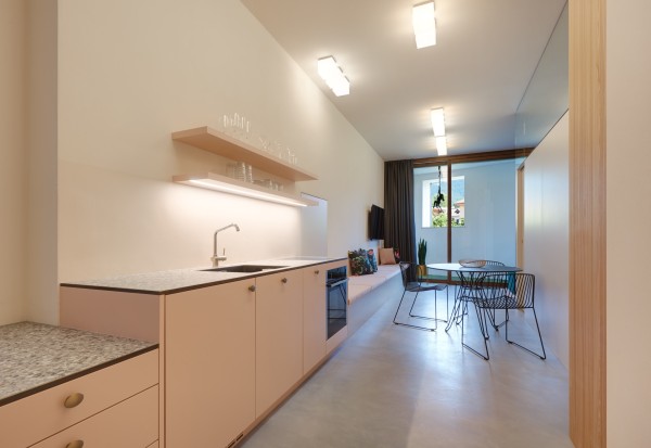 👉 Moderne Designküche mit Essbereich & Blick auf die Terrasse – Goldengel Design Suiten Kaltern